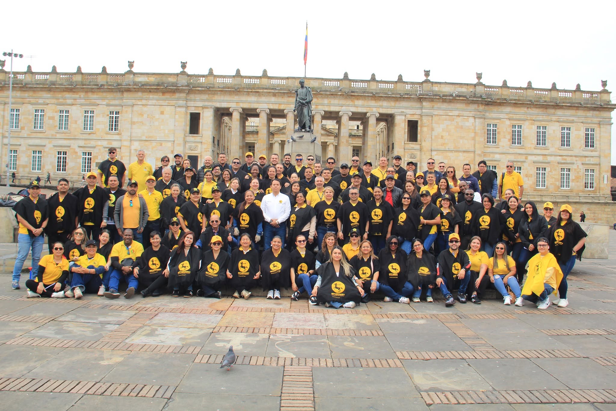 Afiliados de SINEDIAN reunidos en la Plaza de Bolívar