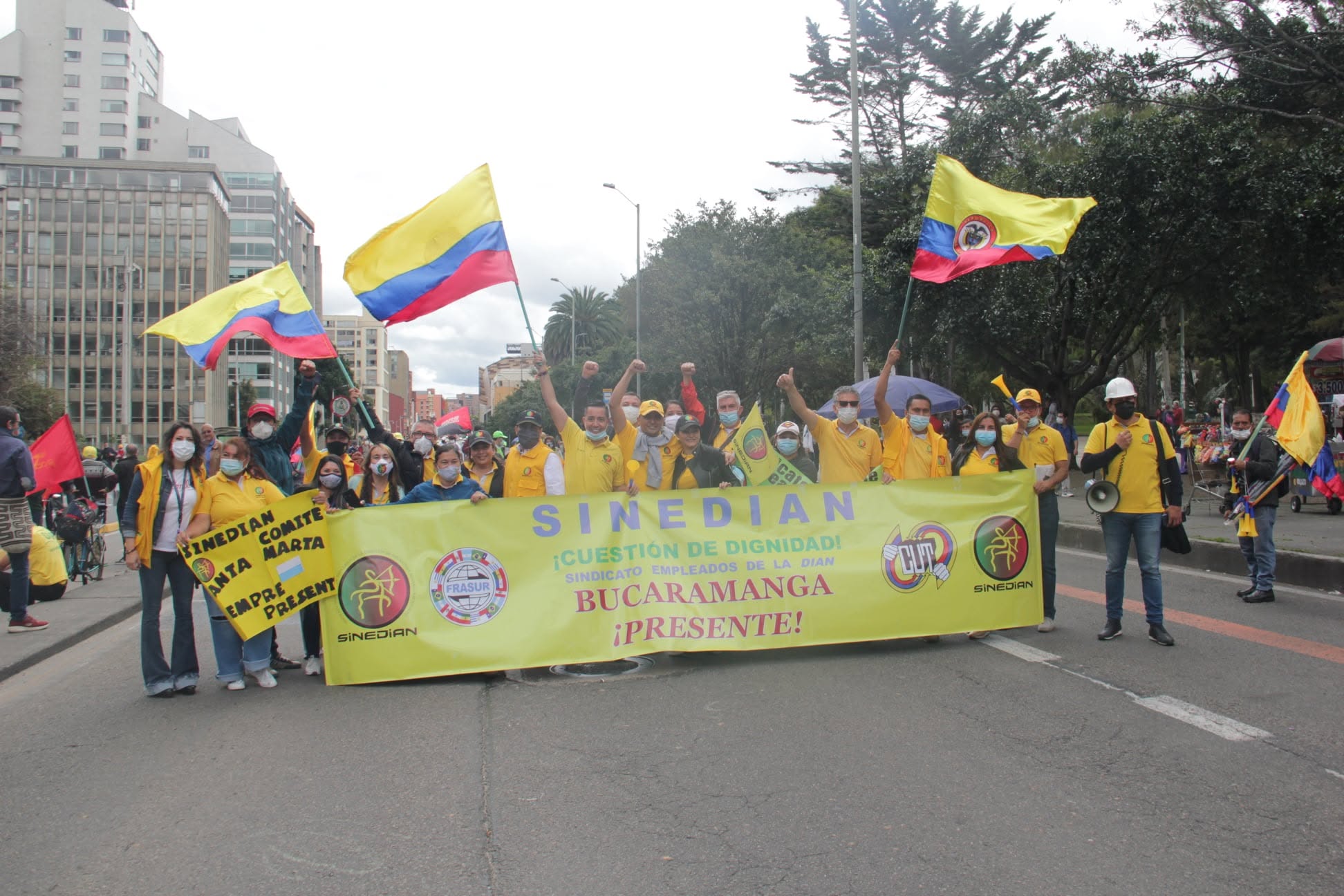 Afiliados de SINEDIAN participando en movilización